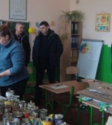 Учні Шацького ліцею на Волині на канікулах роблять окопні свічки для ЗСУ
