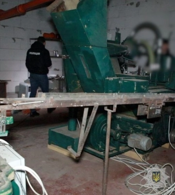 На Черкащині Нацполіція викрила підпільний тютюновий цех у колишній військовій частині