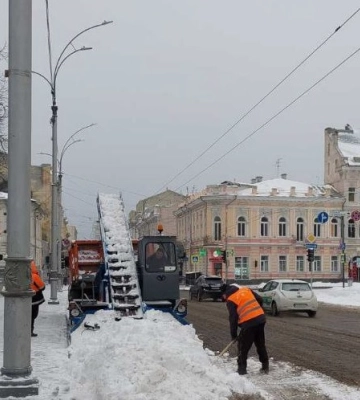 Сніг у Харкові: на вулицях працюють майже 2000 двірників і 200 одиниць техніки
