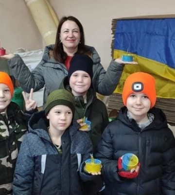 Чернівецька гімназія відправила на фронт майже 50 тисяч окопних свічок