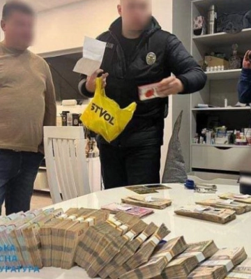 Обіцяв підприємцям перемоги у тендерах: на Одещині посадовця міськради викрили на «відкатах»