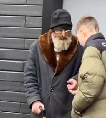У Ковелі малолітній хуліган харкнув на немічного дідуся (відео)