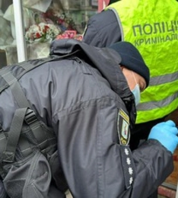 Завдав ударів ножем і пограбував: у Києві за підозрою у вбивстві жінки затримали іноземця