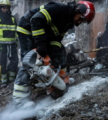 У Києві продовжується розбір завалів багатоповерхівки, що постраждала від ракетної атаки РФ