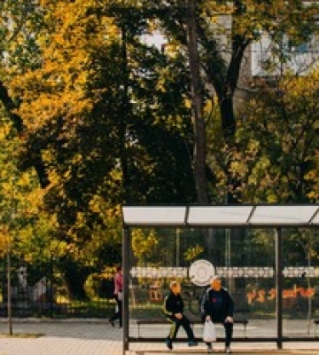 У Києві планують закупити скляні зупинки, щоб пасажири ховалися під час тривог: деталі цинічного тендеру