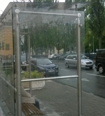 В Киеве планируют закупить стеклянные остановки, чтобы пассажиры скрывались во время тревог: детали циничного тендера
