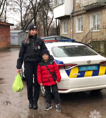 У Рівному хлопчик попросив патрульних про допомогу, бо мамі стало зле