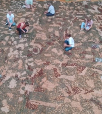На Закарпатті волонтери за рік сплели 14 тисяч квадратних метрів маскувальних сіток