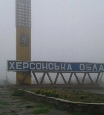 Вночі рф вдарила &quot;шахедами&quot; по адмінбудівлі та модульному містечку на Херсонщині: семеро людей постраждали