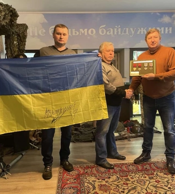 Музей у Луцьку отримав прапор із підписом Залужного та комплект відзнак