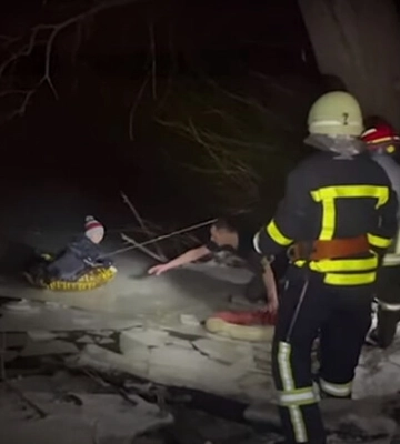 Рятувальники зняли з криги на Удах 7-річного хлопчика (відео)