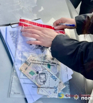 В Одесі затримали співробітника комунальної установи, який збирав “данину” зі стихійних торговців