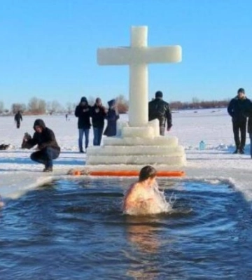 Водохреще 2024 у Дніпрі: чи змиває гріхи та оздоровлює занурення в ополонку