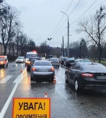 У центрі Луцька рівнянин на Audi збив жінку на переході 