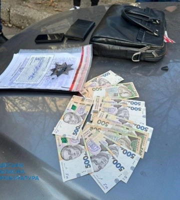 Побори з торговців стихійного ринку: викрили посадовця однієї з комунальних установ Одеської міськради