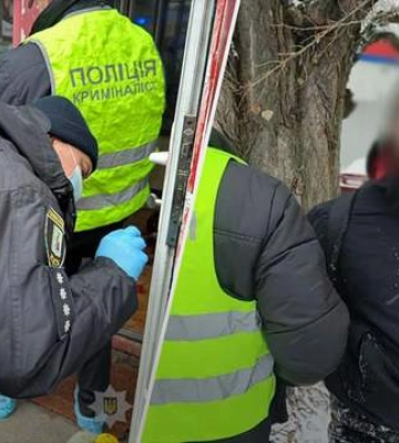 Ударив ножем та зняв золоті прикраси: київські поліцейські затримали ймовірного маніяка