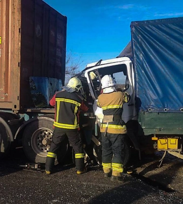 На Миколаївщині зіткнулися вантажівки — постраждали дві людини, затиснутого водія визволяли рятувальники