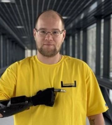 Захисник України Шикун, який отримав біонічний протез руки, планує повернутися на фронт. ФОТО