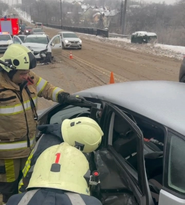 Потрійна ДТП на мості у Харкові: є постраждалі