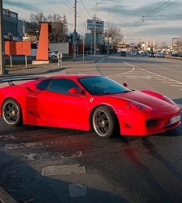 В Киеве заметили редкий суперкар Ferrari 2000-х с ярким тюнингом 