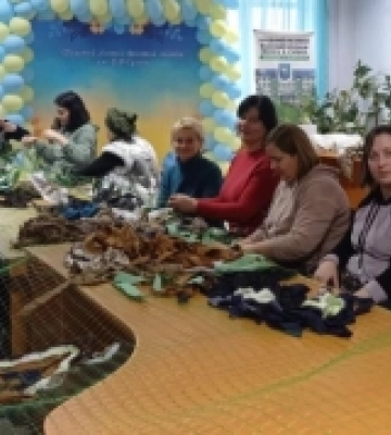 Працівники Шацького коледжу, що на Волині, на канікулах плетуть захисні сітки