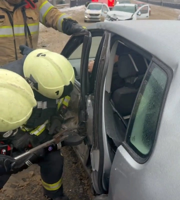 Рятувальники діставали людину з понівеченого авто у Харкові 