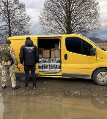Тячівські прикордонники виявили 1500 пляшок контрафактного алкоголю