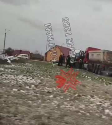 У Сарнах вантажівка протаранила кільце (ВІДЕО)