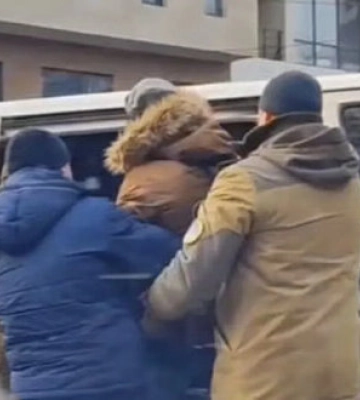 Военнослужащие в Харькове силой затащили мужчину в бус. В ТЦК говорят, что разбираются. ВИДЕО