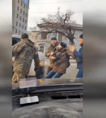В Харькове военные силой затащили мужчину в микроавтобус