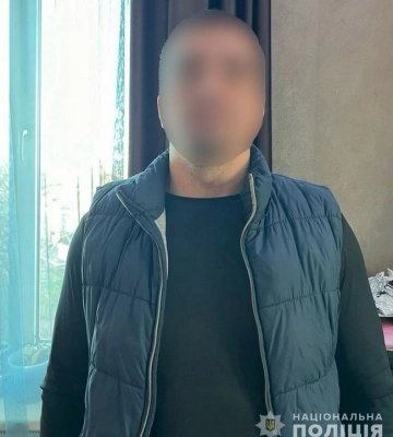 В Одесі зловмисник вдарив відвідувача супермаркету ножем у живіт