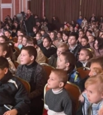 Для дітей переселенців в Одесі провели яскраве різдвяне свято