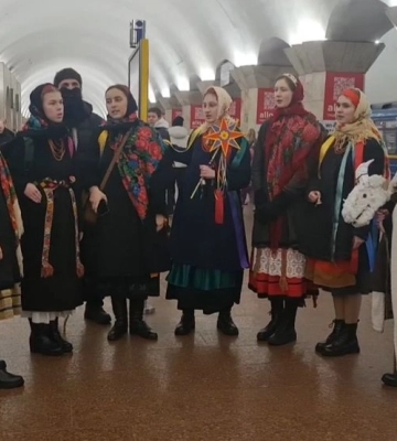 Різдво перемагає: у Києві під час повітряної тривоги співали колядки у метро