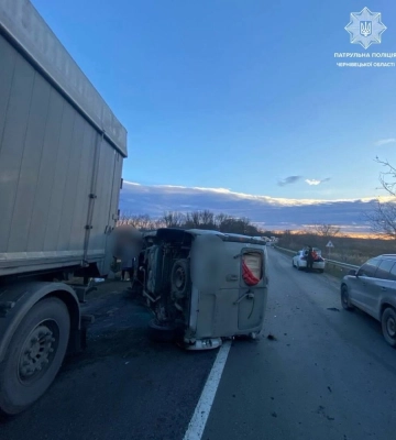 ДТП з вантажівкою у Чернівецькій області: патрульні організували реверсний рух