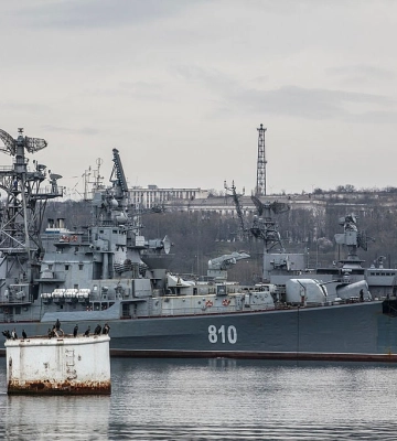 У бухті Севастополя окупанти відновили бонові загородження. Супутникові знімки