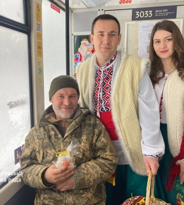 Колядки, щедрівки, солодкі подарунки: як у дніпровських трамваях і тролейбусах пасажирів вітали з Різдвом