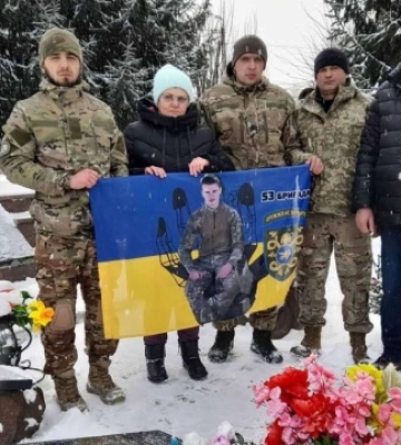 На Чернігівщині батьки загиблого воїна придбали військовим дві автівки