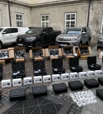 Львів передав військовим ще чотири автівки і 200 дронів