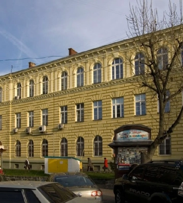 Капітальний триповерховий будинок Інституту банківської справи у центрі Львова продають. Просять $213 за м кв