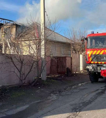 У Нікополі на Дніпропетровщині безпілотник влучив у будинок: сталася пожежа