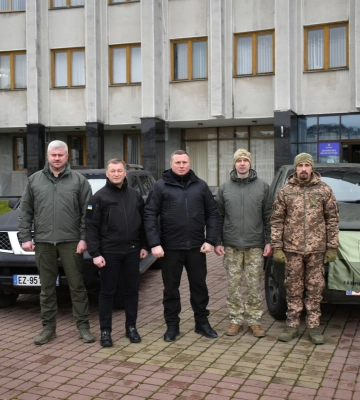 Волинським військовим передали два автомобілі на фронт