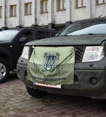 Волинським військовим передали два позашляховики на фронт 