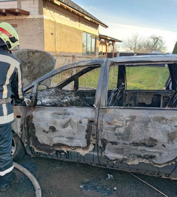 На Берегівщині зайнявся легковий автомобіль