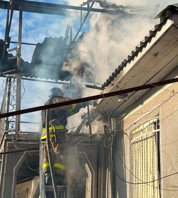 У Нікополі на Дніпропетровщині безпілотник влучив у будинок: сталася пожежа