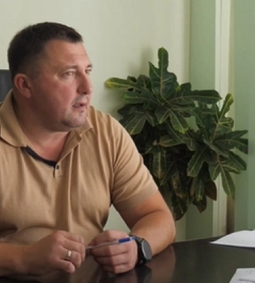 «Без коментарів»: чи віддав мер Ківерців БРДМ військовим, а позашляховик – лікарні (відео)