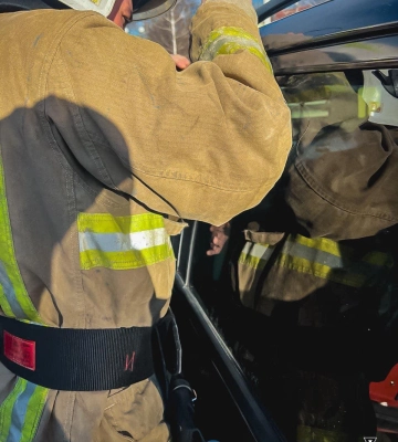В Роздільній рятувальники визволили з автівки дворічну дитину