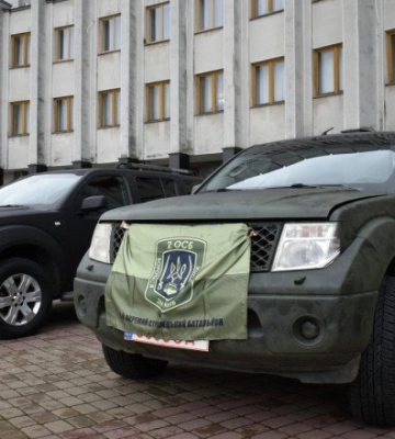 Волинським військовим передали два позашляховики на фронт 