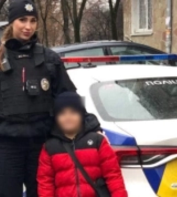 У Рівному 8-річний хлопчик просив патрульних допомогти хворій мамі