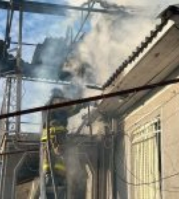 Ворожий безпілотник влучив у житловий будинок у Нікополі. Фото