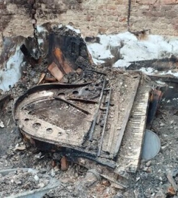 З-під завалів зруйнованого російськими ракетами музею дістали фортепіано Шухевича. ФОТО